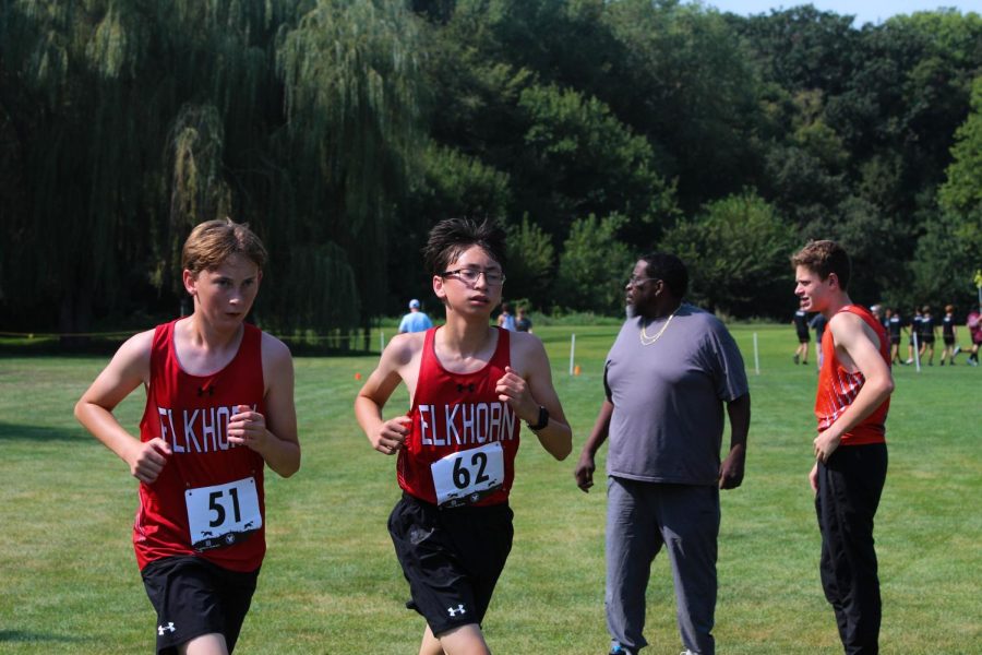 JV runners Josh Crouch and Ivan Ratnapradipa running side by side.