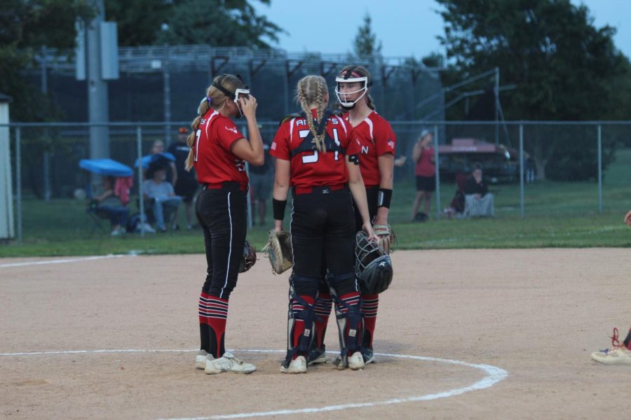 Claire Nuismer, Makailey Beekman, Annabelle Hensley standing in a huddle