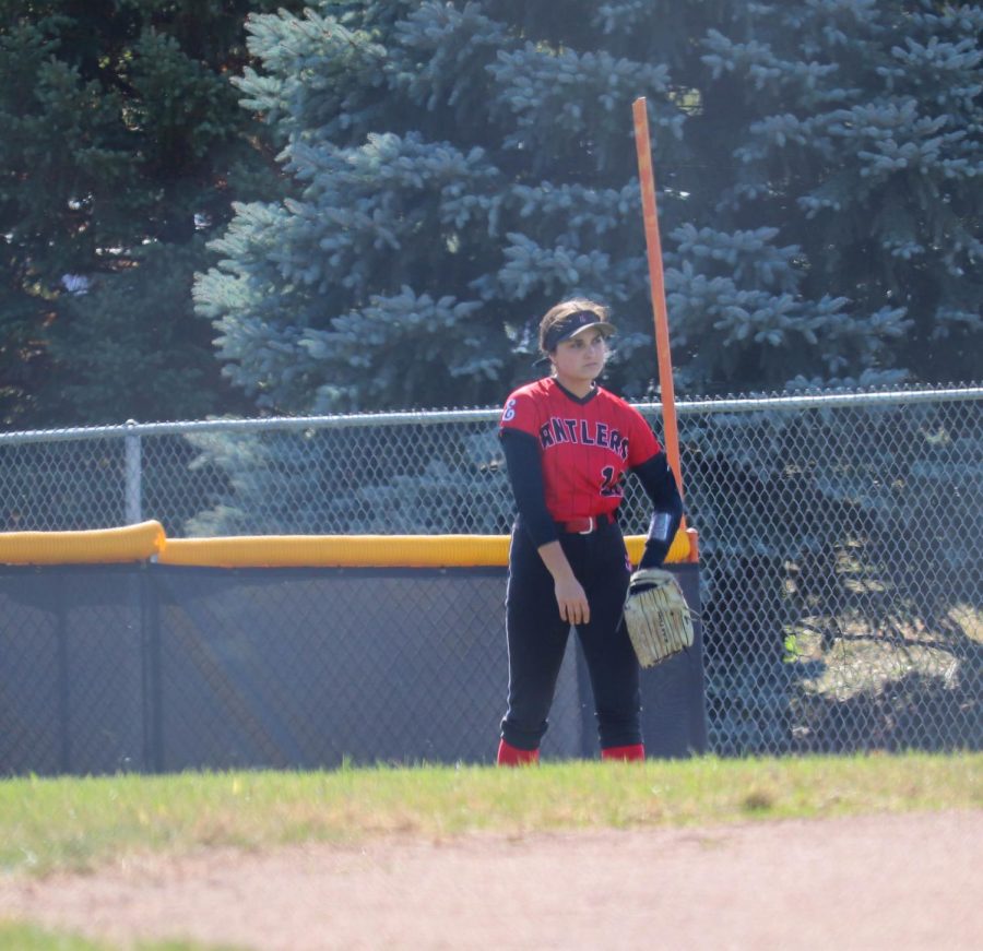 Antlers right fielder prepares for a ball from the opponent.