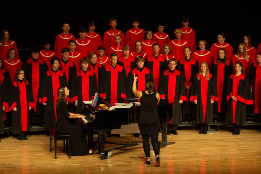 Abby+Thompson+leads+the+choir+during+the+fall+concert.+The+Choral+Collaborative+is+Nov.+13.