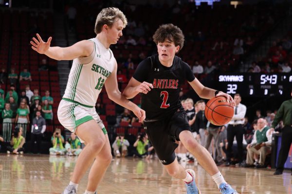 Junior Nixon Farmer dibbles past the Skyhawk defender. Antlers lost to Skyhawks 61 to 69 in the 2023 State Quarter Finals.