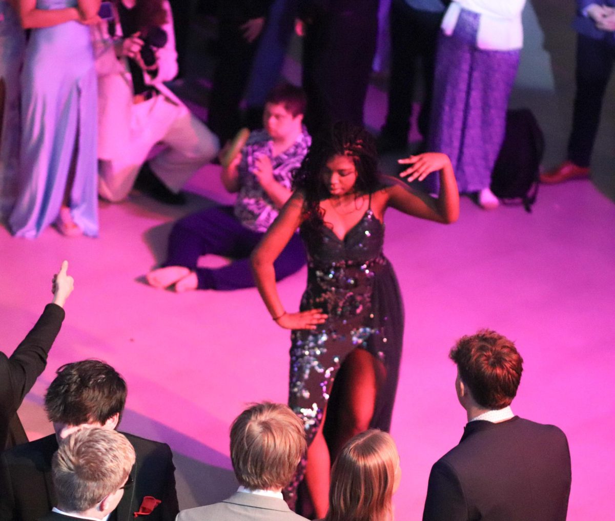 Senior girl stole the show while she danced at prom.