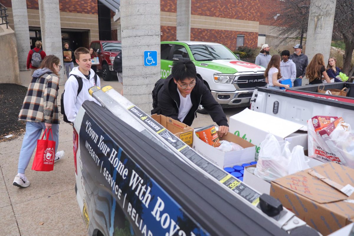 Student Ethan Ni unloading food into one of the trucks